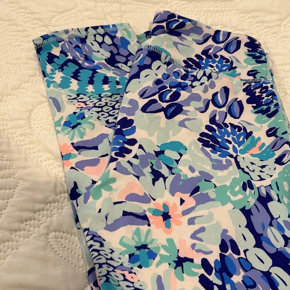 EUC Lilly Pulitzer cropped leggings.  Medium.  Beautiful blues and Perwinkles - Picture 5 of 5